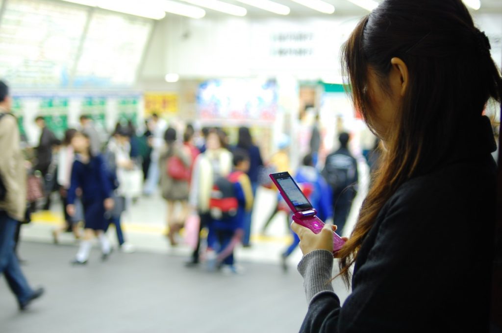 femme envoyant un sms